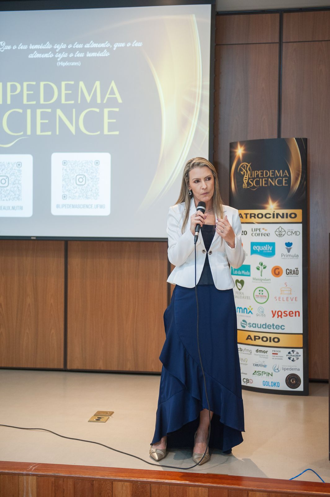 Dra. Giselle no palco do Lipedema Science